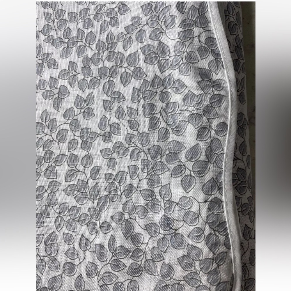 Matouk Margot Oblong Italian
Floral Printed Linen Tablecloth 70" x 90"
Silver